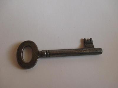 Starý kovový tvarový dveřní klíč