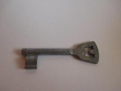 Starý kovový tvarový dveřní klíč značený 53 m 