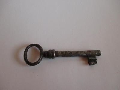 Starožitný kovový tvarový dveřní klíč 