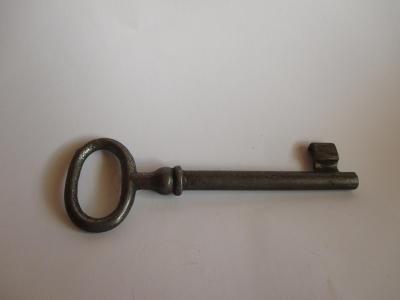 Starožitný kovový tvarový dveřní klíč 2. 