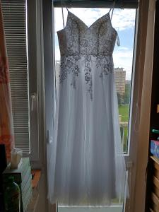 Bílé svatební šaty