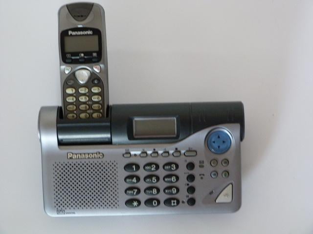 Přenosný telefon Panasonic KX-TCD736G na pevnou linku/ Neúplné na díly - Mobily a chytrá elektronika