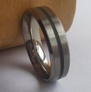BOCCIA® 0101-14 titanový prsten s černým smaltem, 59 mm. PC: 1800 Kč.