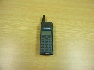 Starý, historický mobilní telefon ERICSSON A1018S, tzv. tank