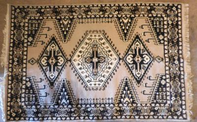 Krásný starý koberec s perským vzorem