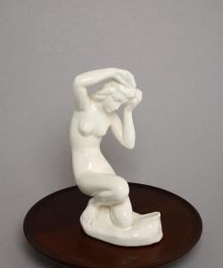 E.Hlavica- Stará glazovaná keramika-akt mladé dívky