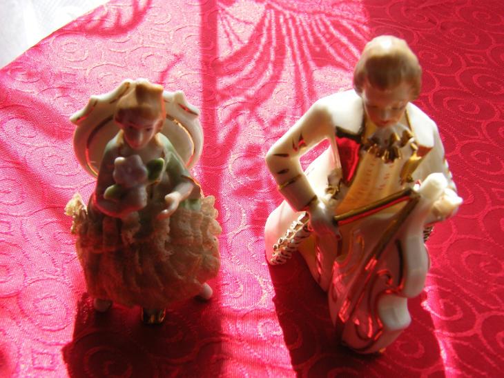 DVĚ STAROŽITNÉ PORCELÁNOVÉ FIGURKY S VADOU Německo - Starožitný figurální porcelán a porcelánové figurky