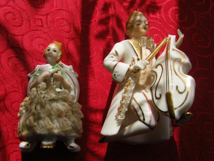 DVĚ STAROŽITNÉ PORCELÁNOVÉ FIGURKY S VADOU Německo - Starožitný figurální porcelán a porcelánové figurky