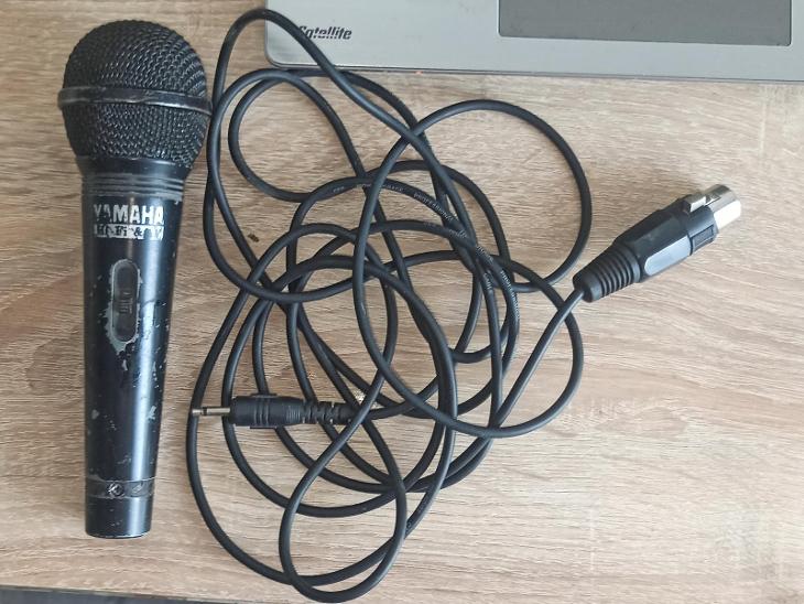 dynamický mikrofon aymaha  - Zvukové a světelné aparatury