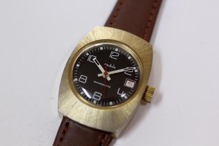 Dámské hodinky Ruhla , Made in GDR, hnědý číselník - Starožitnosti
