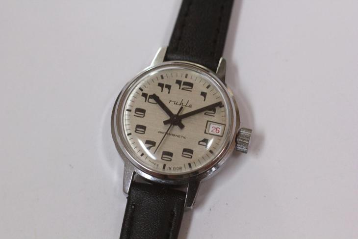 Dámské hodinky Ruhla , Made in GDR, stříbrný číselník