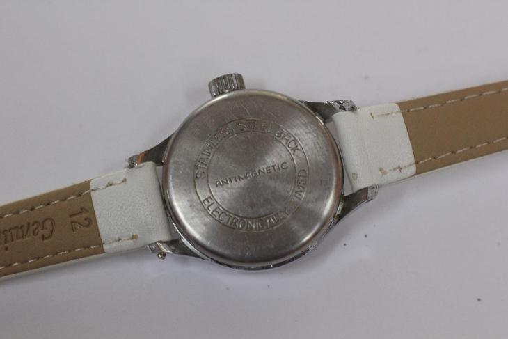 Dámské hodinky Ruhla , Made in GDR, bílý číselník