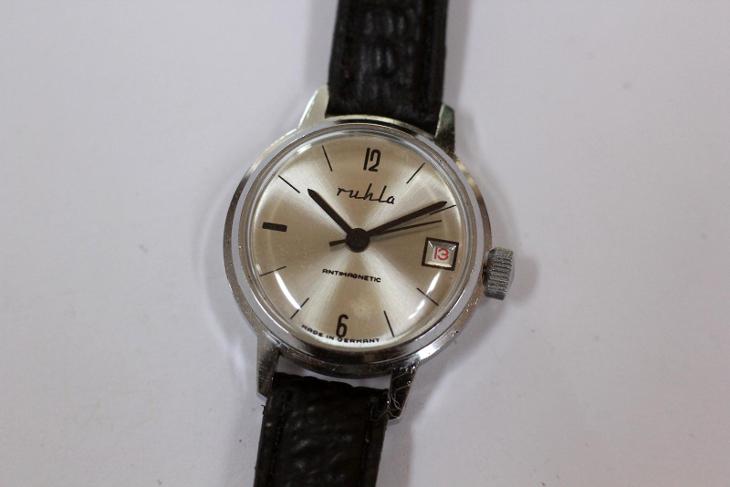 Dámské hodinky Ruhla , Made in GDR, stříbrný číselník, datum - Starožitnosti