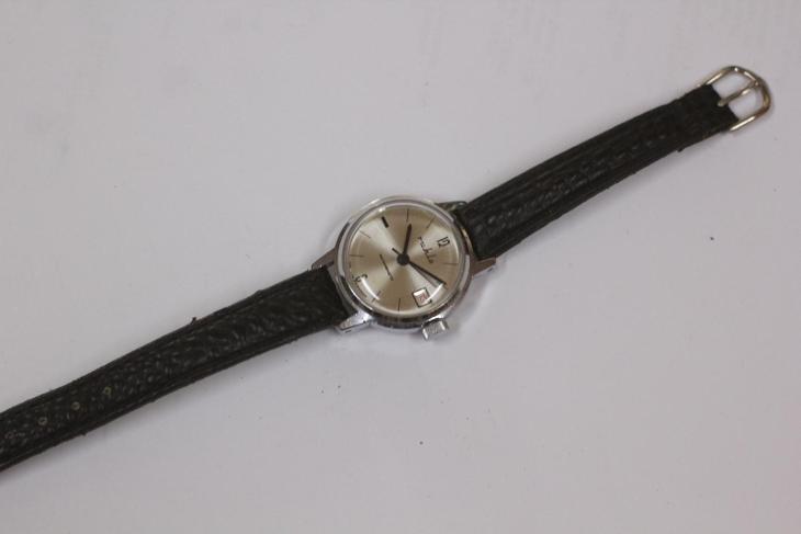Dámské hodinky Ruhla , Made in GDR, stříbrný číselník, datum - Starožitnosti