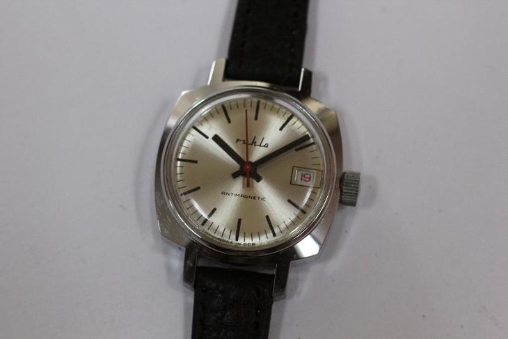 Chlapecké hodinky Ruhla , Made in GDR, stříbrný číselník, datum 