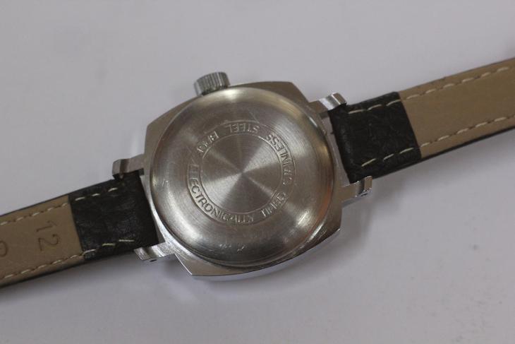 Chlapecké hodinky Ruhla , Made in GDR, stříbrný číselník, datum 