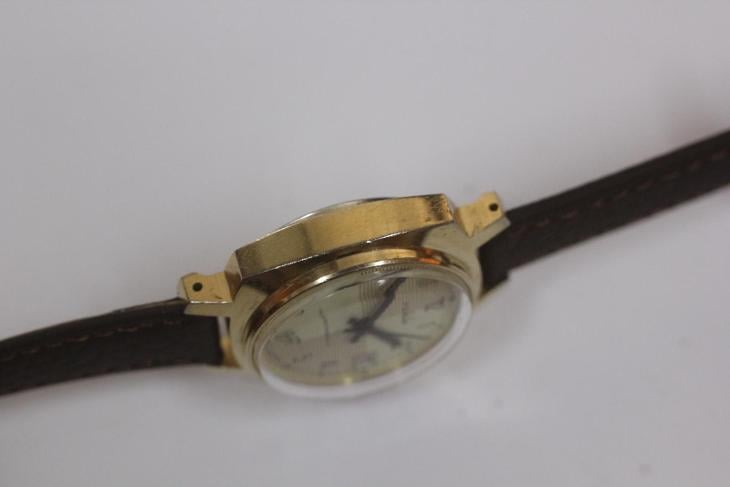 Chlapecké hodinky Ruhla , Made in GDR, žlutý číselník, datum 