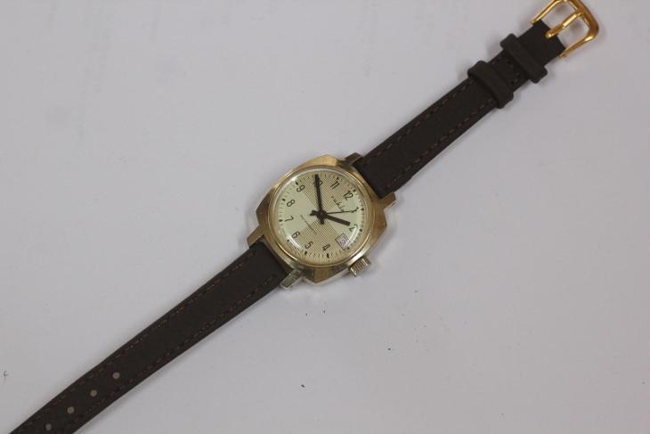 Chlapecké hodinky Ruhla , Made in GDR, žlutý číselník, datum 