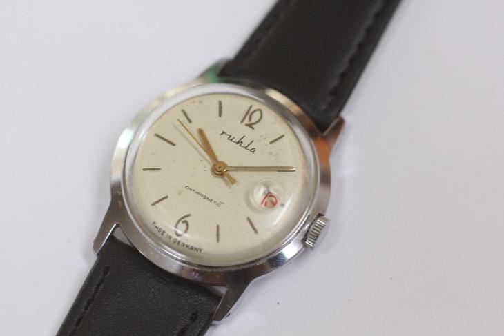 Pánské hodinky Ruhla , Made in GDR, bílý číselník, datum - Starožitnosti