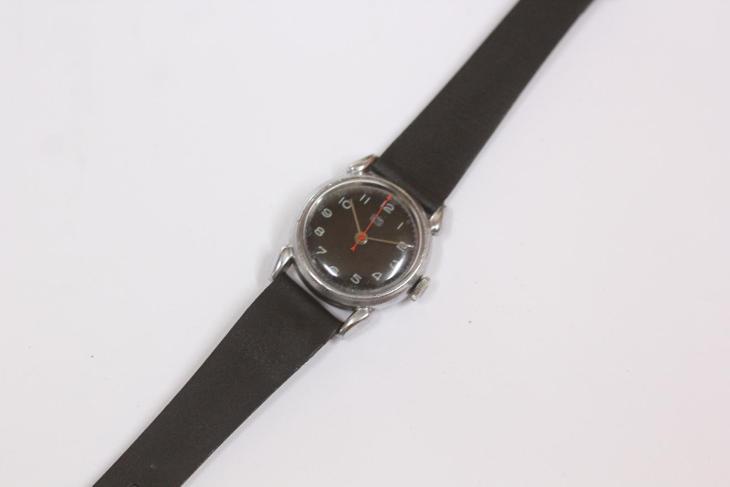 Pánské hodinky UMF Ruhla, Made in GDR, černý číselník - Starožitnosti