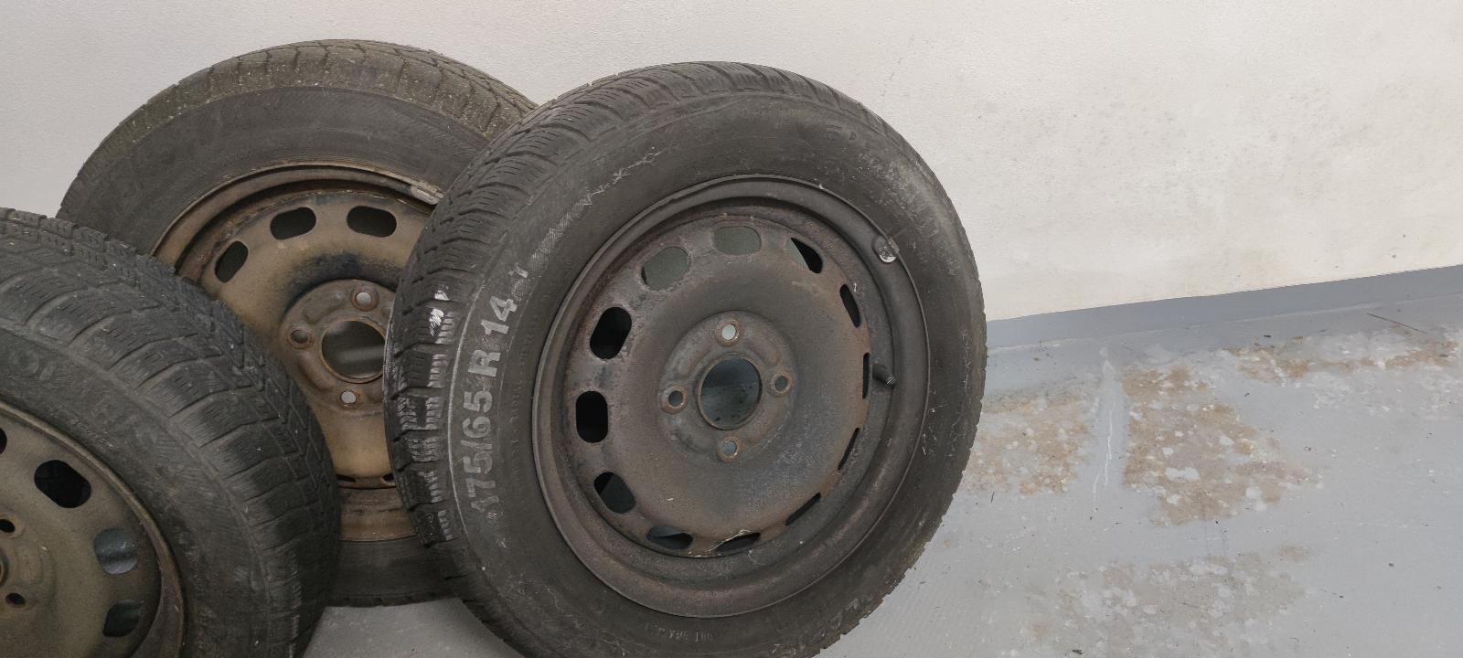 4 Kola se zimními pneumatikami z Ford Fiesta 175/65 R14 - Kola a disky pro osobní vozidla