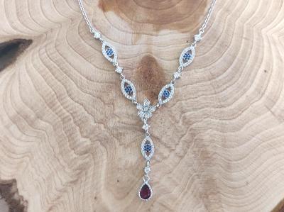 Stříbrný náhrdelník se syntetickým safírem, rubínem a zirkony - A0099