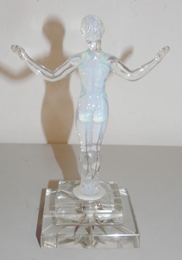 Soška dívky opalové sklo