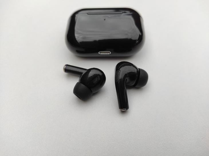 Černá sluchátka Inpods 13 pro Android a iOS ve stylu Airpods Pro
