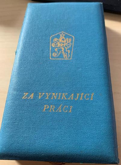 Za vynikající práci ČSSR+medaile k 40. výročí osvobození ČR Sověty - Sběratelská faleristika