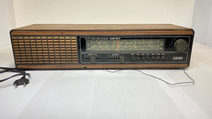 Starší rádio na N.D. z GDR Saturn MR 423. Nefunkční