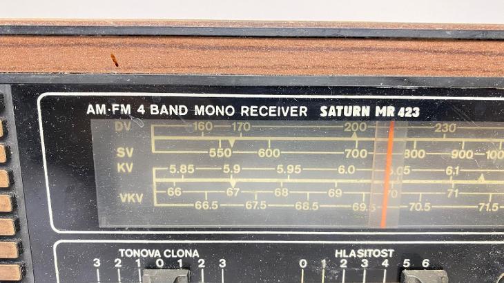Starší rádio na N.D. z GDR Saturn MR 423. Nefunkční