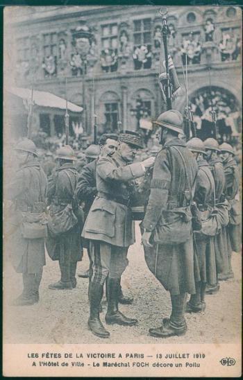 27A1369 Francie Paříž, dekorování vojáků maršálem Ferdinand Foch 1919