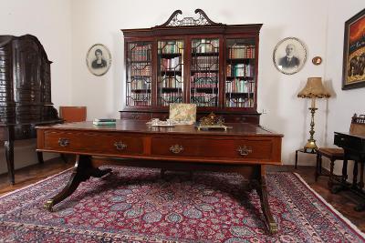 Velký starožitný psací stůl. Anglie
