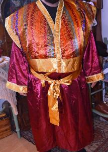 Čingizchán... kostým pro mohutnou postavu....