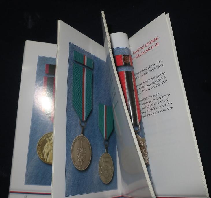Originál publikace o vyznamenáních Ačr, /medaile odznak stuha /