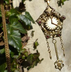 Hodiny, starý bižuterní náhrdelník, Jablonecko