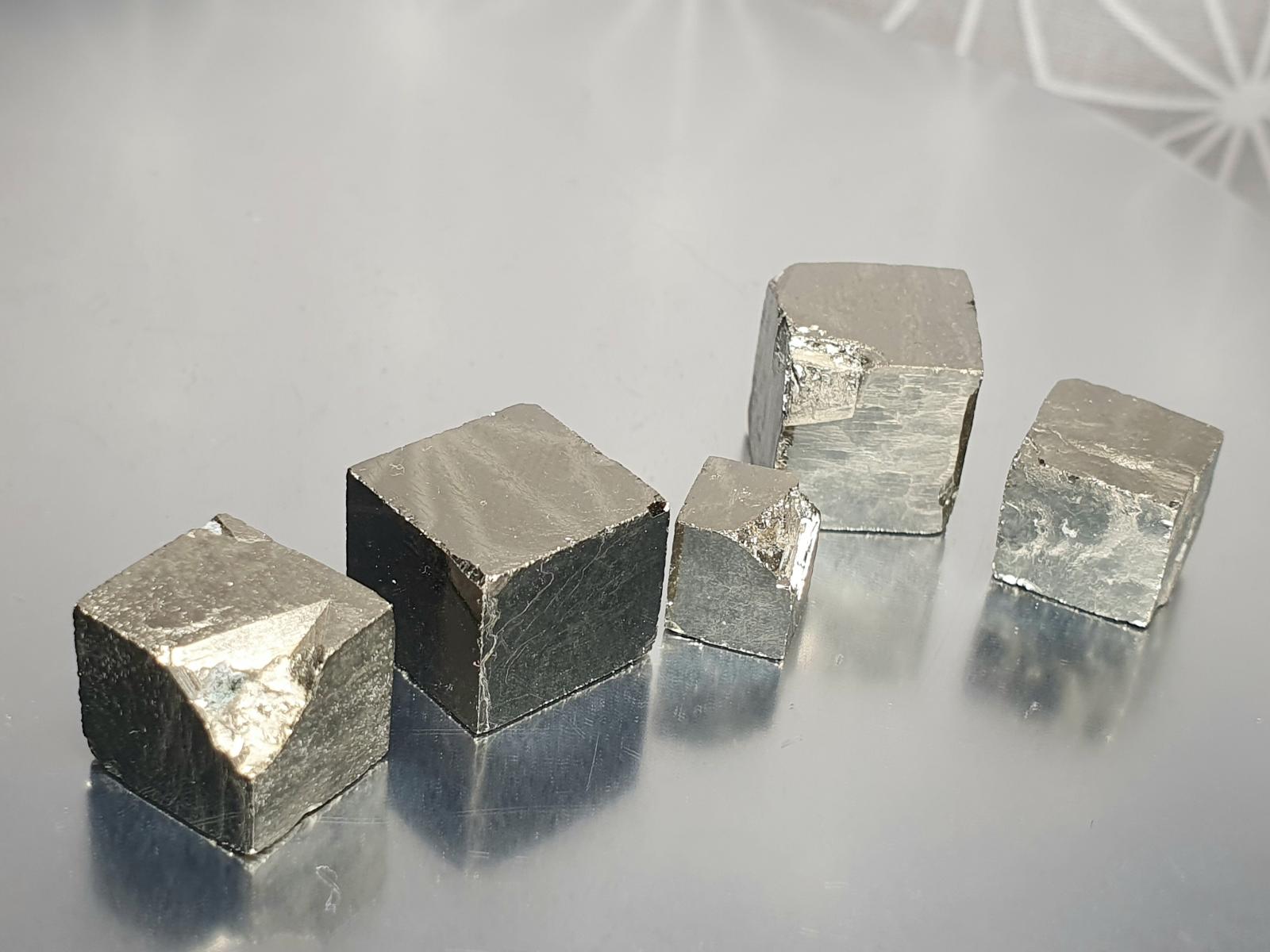 Pyrit krystaly kostičky krystal 5ks 8-12mm Navajun Španělsko Minerály - Minerály a zkameněliny