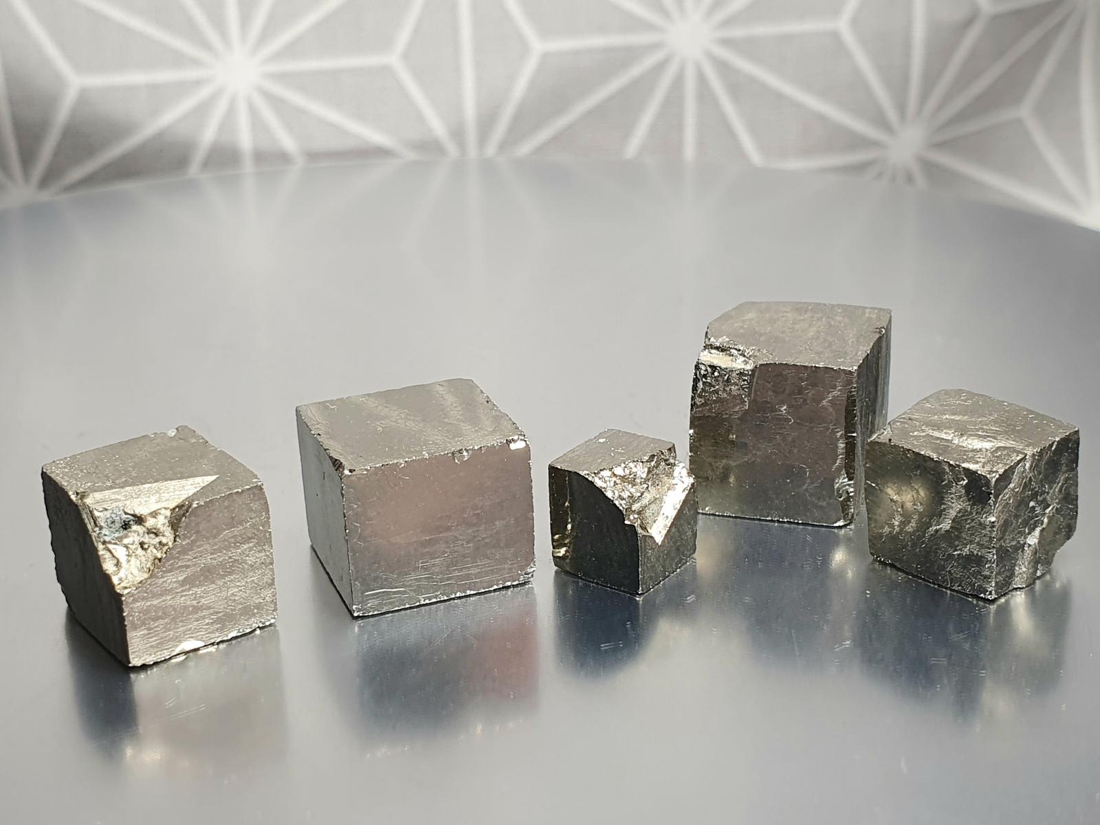 Pyrit krystaly kostičky krystal 5ks 8-12mm Navajun Španělsko Minerály - Minerály a skameneliny