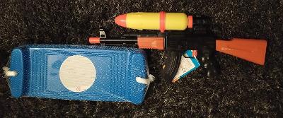 Houpačka plastová , prkénko + dárek velká vodní pistol 