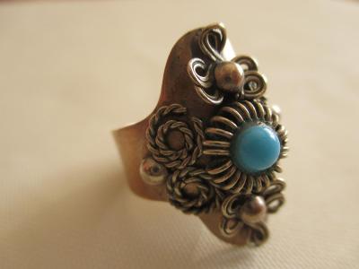 Starý zdobný kovový prsten s malým kamínkem tyrkysové barvy 