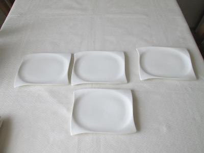 Čtyři bílé talířky (tácky)