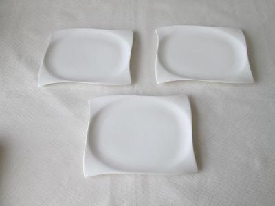 Tři bílé talířky (tácky)