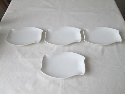 Čtyři bílé talířky (tácky)