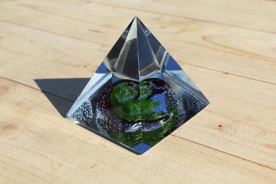 Krásné skleněné těžítko pyramida / jehlan, Bohemian glass