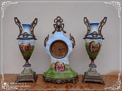 *** 100 leté porcelánové malované mechanické hodiny s vázami ***