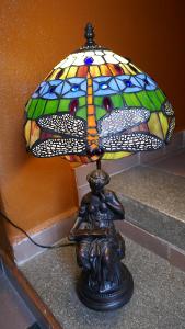 Vitrážová stolní lampa Tiffany se soškou