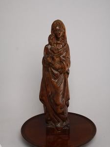 Stará dřevěná socha madony s dítětem