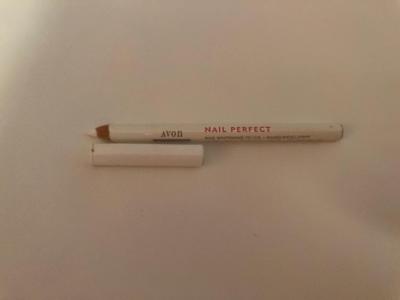 Avon Nail perfect whitening pencil bělicí tužka na nehty bělení nehtů