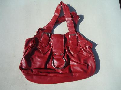 hezká červená kabelka