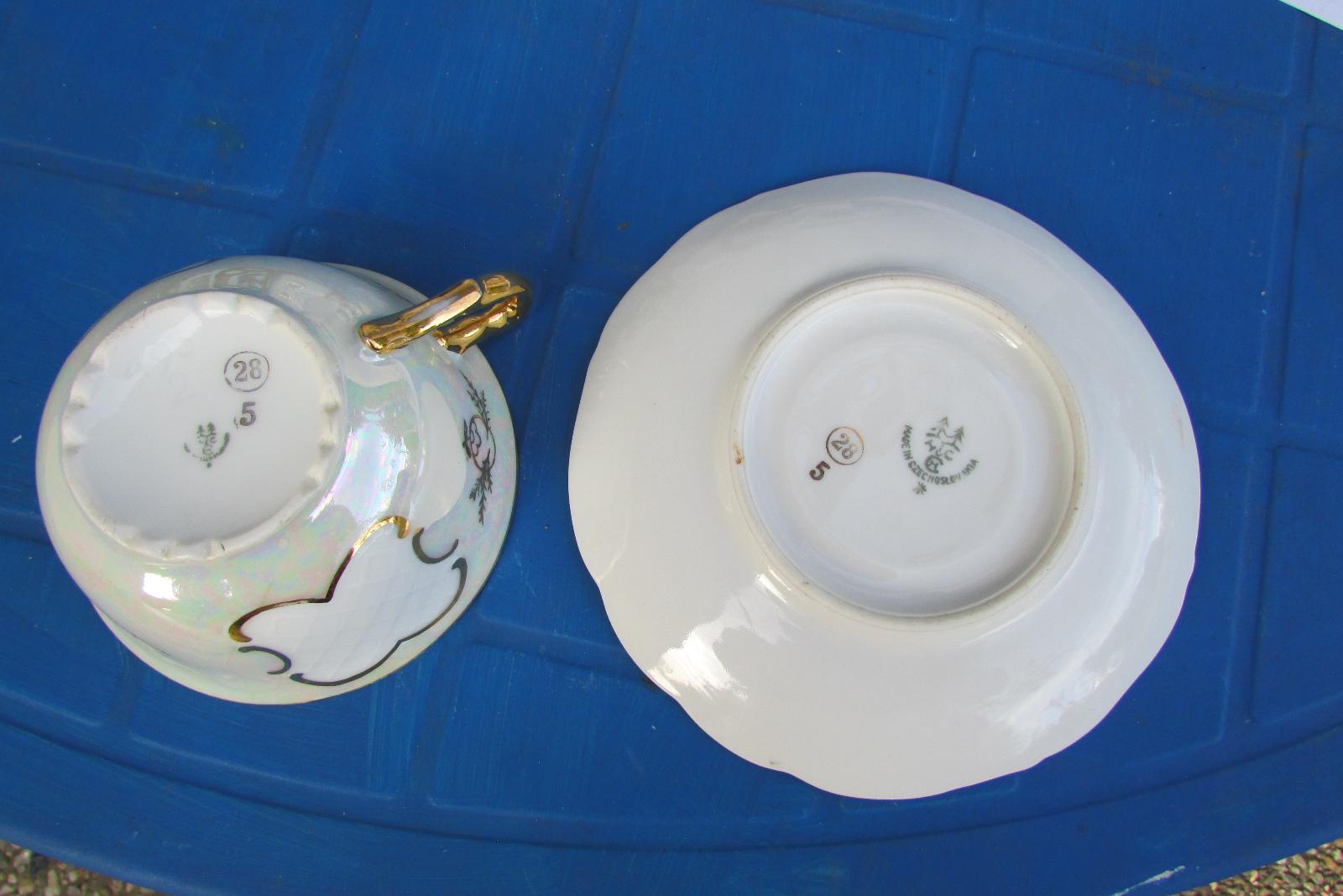 talířek s podšálkem a talířkem - značeno - hrneček má prasklinu - Starožitnosti a umění
